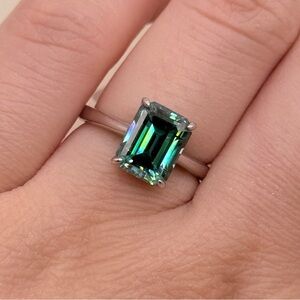 High Quality Lab Grown 3 Carat Green Moissanite Gemstone Ring in Silver Setting